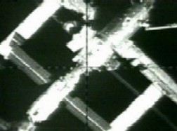 L'ISS vue depuis le Soyouz peu de temps aprs le dcrochage. Source : NASA