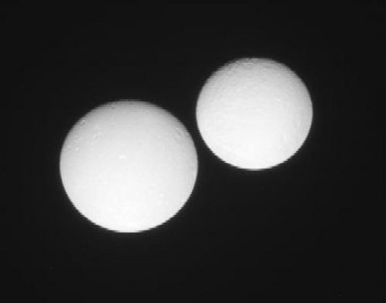 Dion et Rha, vues par Cassini. Source : JPL