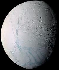 Encelade, en fausses couleurs, vue par Cassini. Source : NASA/JPL/Space Science Institute