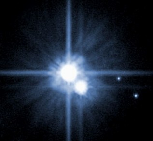 Pluton et ses trois satellites, vus par Hubble. Source : NASA