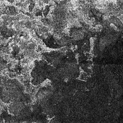 Image radar de Titan. La limite entre la rgion claire (accidente) et la rgion sombre (lisse) semble tre un littoral. Source : NASA/JPL